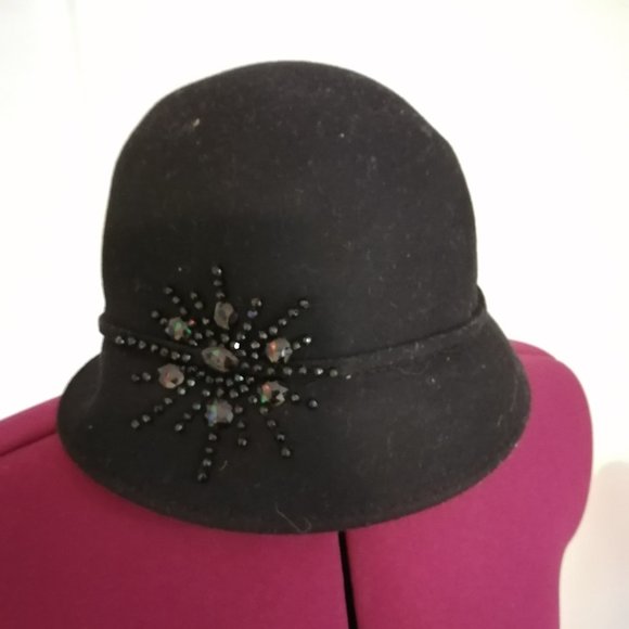 Le Chateau Cloche Hat with snowflake - Picture 1 of 1